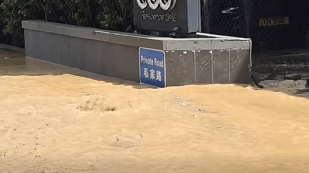 現場爆水管期間黃泥水如泉湧。FB:屯門友 現場爆水管期間黃泥水如泉湧。FB:屯門友