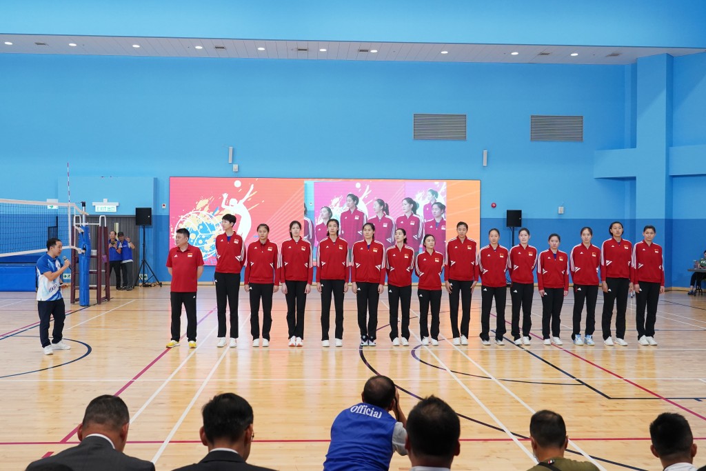 中国女排结束香港站的世界女排联赛后，继续留港访问，与本港纪律部队女排进行友谊赛。叶伟豪摄