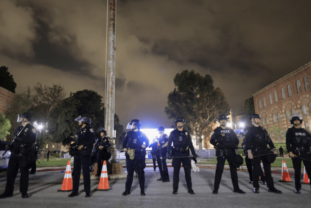 加州大学洛杉矶分校随即爆发暴力事件，警方到场拉人及维持秩序。路透社