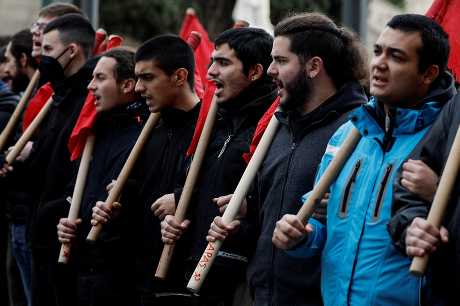 雅典一群反对设立私大的大学生，示威期间高喊口号。路透社