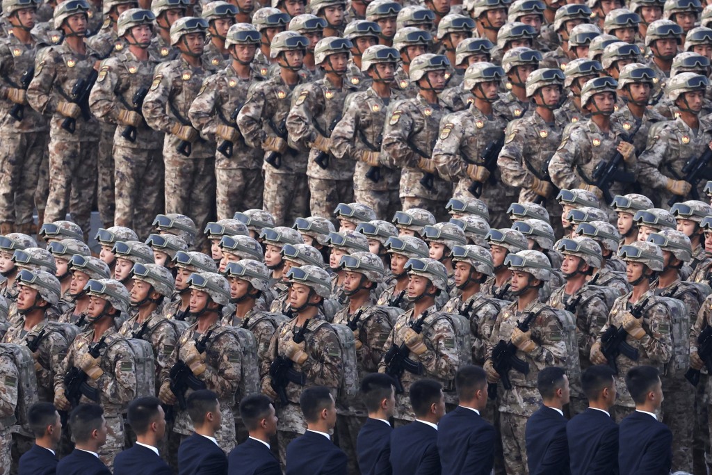 大閱兵上,各個方隊整齊步操,氣勢磅礡。美聯社 大閱兵上,各個方隊整齊步操,氣勢磅礡。美聯社
