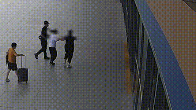 为见24岁儿子最后一面，母亲报警赶高铁，东莞警鸣笛开路护送。