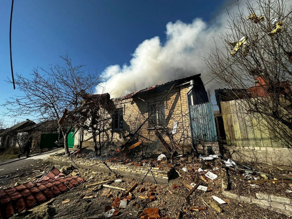 在乌克兰赫尔松，俄罗斯发动军事打击后，一座住宅在燃烧。路透社