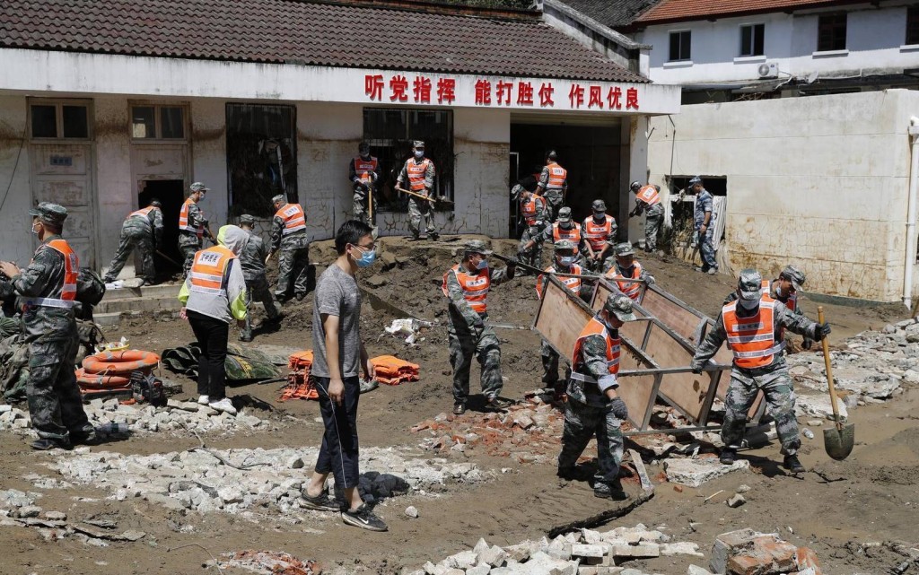 勉县解放军协助救灾。互联网图片