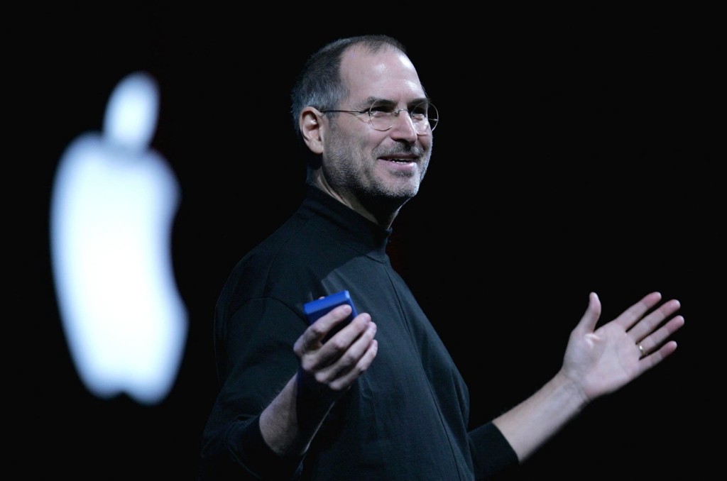 -蘋果公司聯合創辦人喬布斯（Steve Jobs）奠定 iPhone 時代產品美學與創新文化，這位傳奇人物在2011年8月因病辭任行政總裁，並交棒予庫克（Tim Cook）。消息公布後，蘋果股價在收市場外交易時段下跌7%，各大科技網誌也紛紛撰文紀念一個偉大時代的結束。 