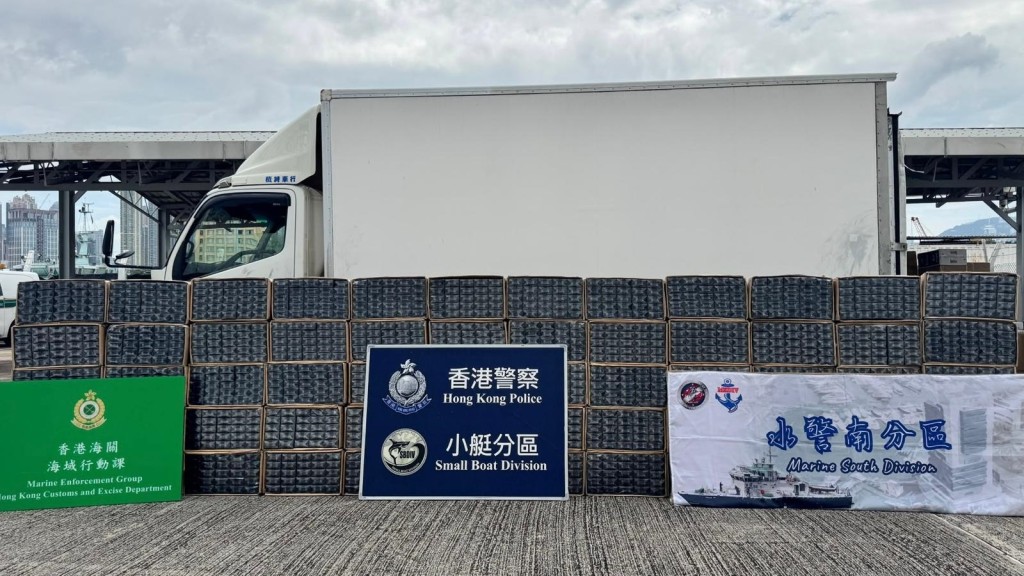 水警夥海關薄扶林緝私煙 截獲一快艇拘兩男 檢1290萬元貨