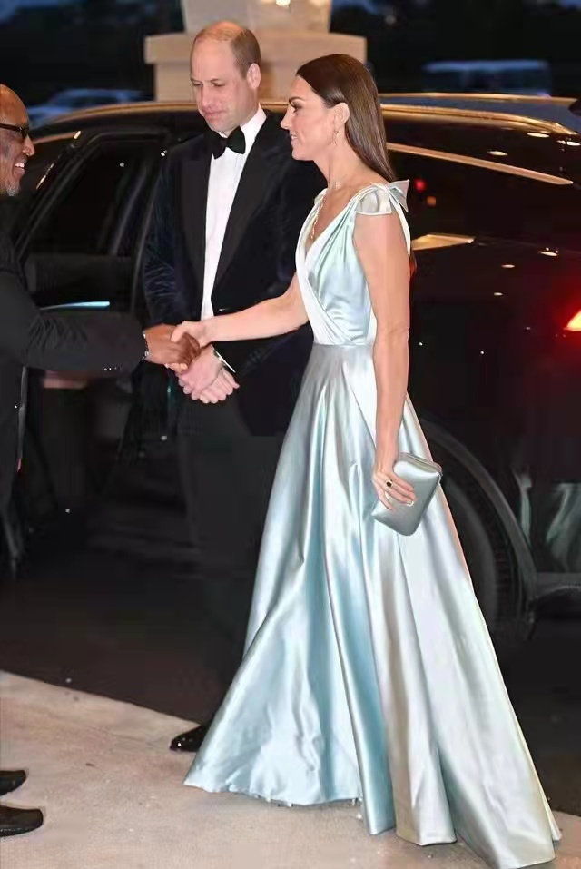 英國威廉王子與凱特王妃出席活動，身邊是接載他們的比亞迪車。