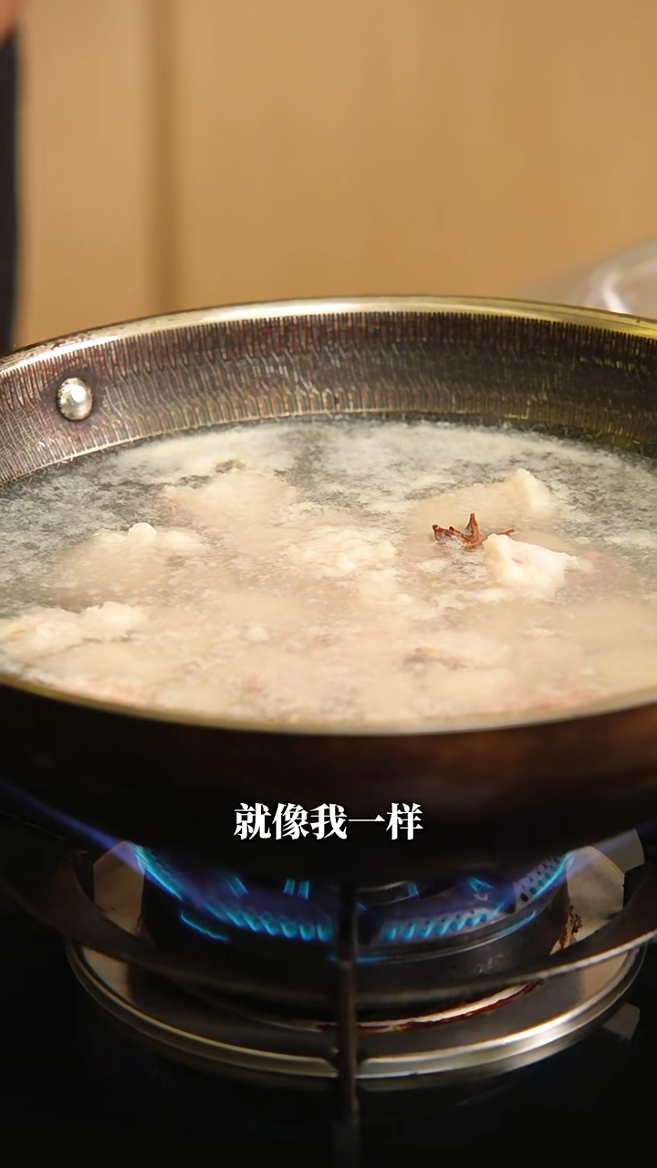 其中林雪就自嘲：「你看這肉，就像我一樣」