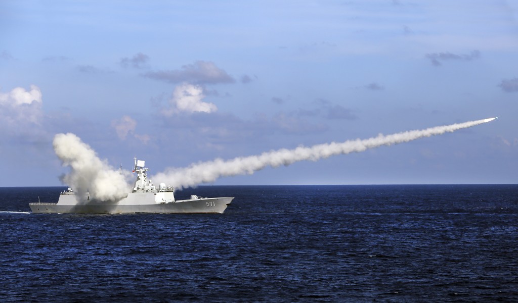 中国「运城号」导弹护卫舰在海南岛和西沙群岛附近海域举行的军事演习中发射反舰导弹。 新华社资料图