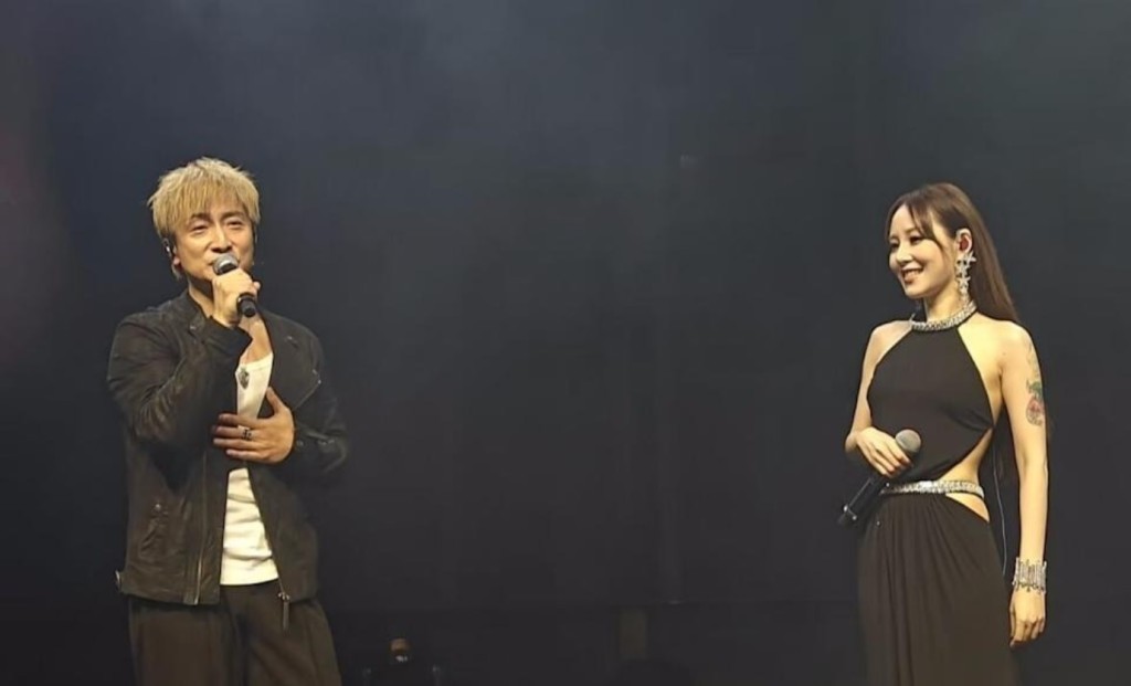 小方之前在內地舉行巡迴演唱會,更安排「高仿鄧麗欣」合唱。 小方之前在內地舉行巡迴演唱會,更安排「高仿鄧麗欣」合唱。
