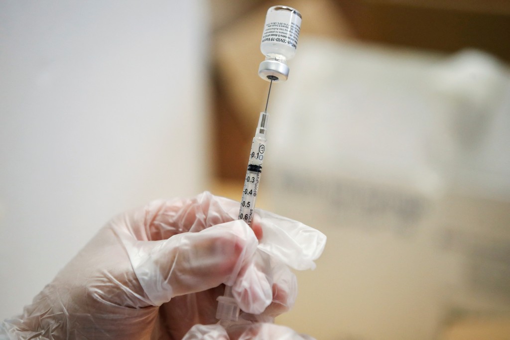 美国本月中刚核准最新版的新冠疫苗。路透社
