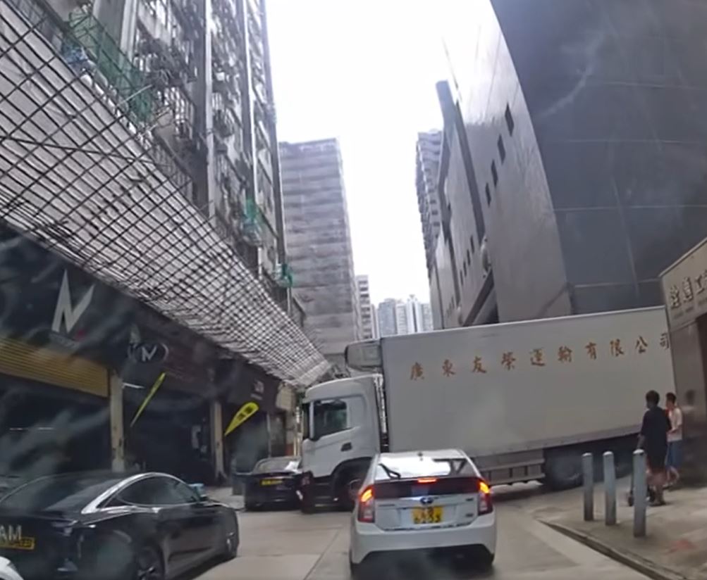 貨車再撞黑色私家車才停下。fb車cam L（香港群組）圖片