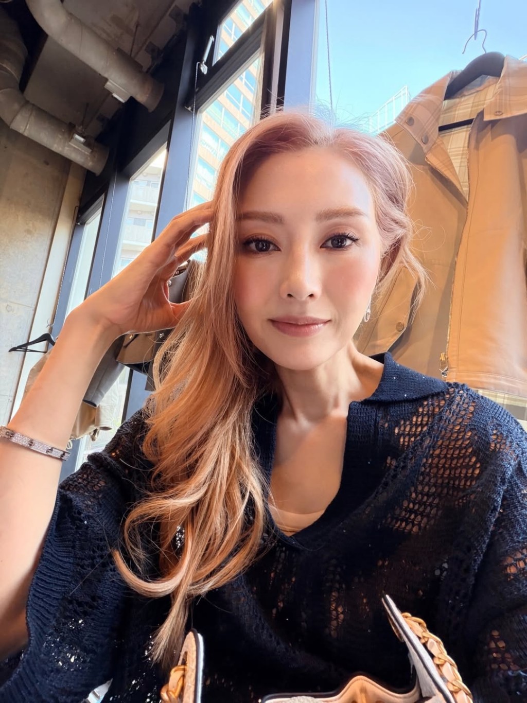 李嘉欣早前更新IG曝光最新狀態，一頭金髮讓人眼前一亮。