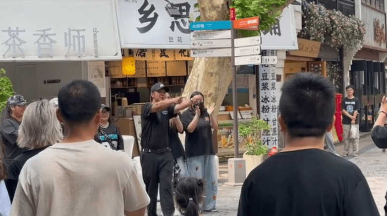 羅志祥現身杭州街頭，一身黑色休閒穿搭顯得十分低調。
