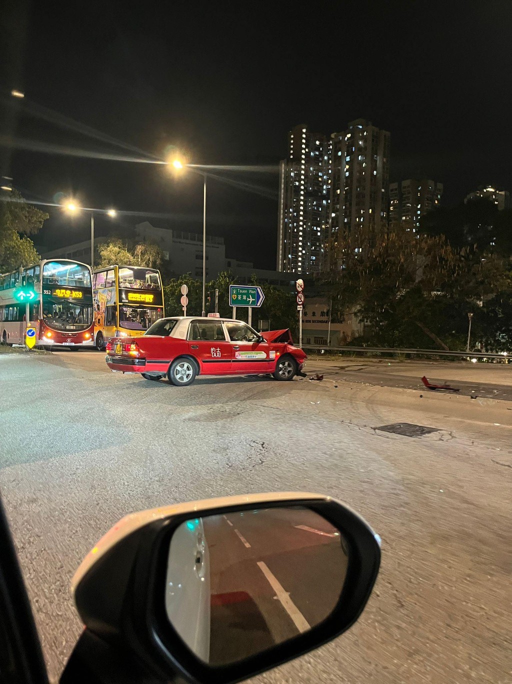 的士車頭嚴重損毀。網上圖片