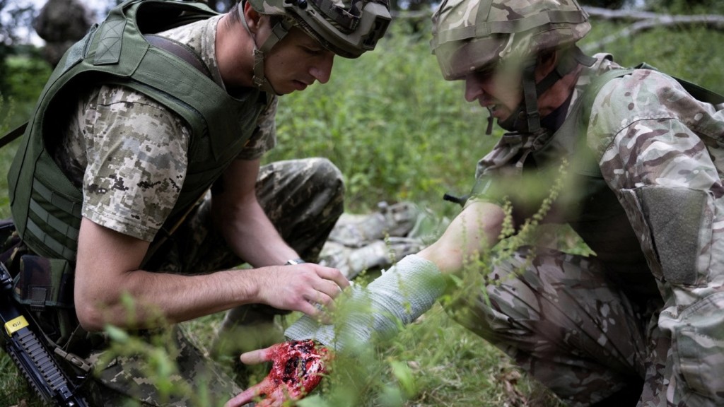 英國陸軍成員參加為烏克蘭軍隊提供的戰鬥醫療訓練。 路透社