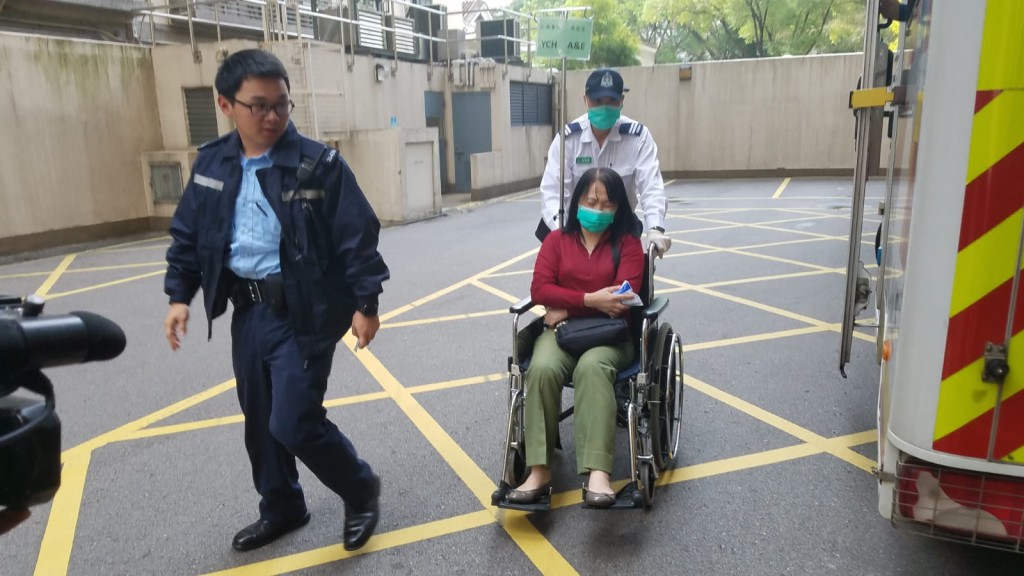 老闆娘走避不及手部中刀受輕傷，送院治理。