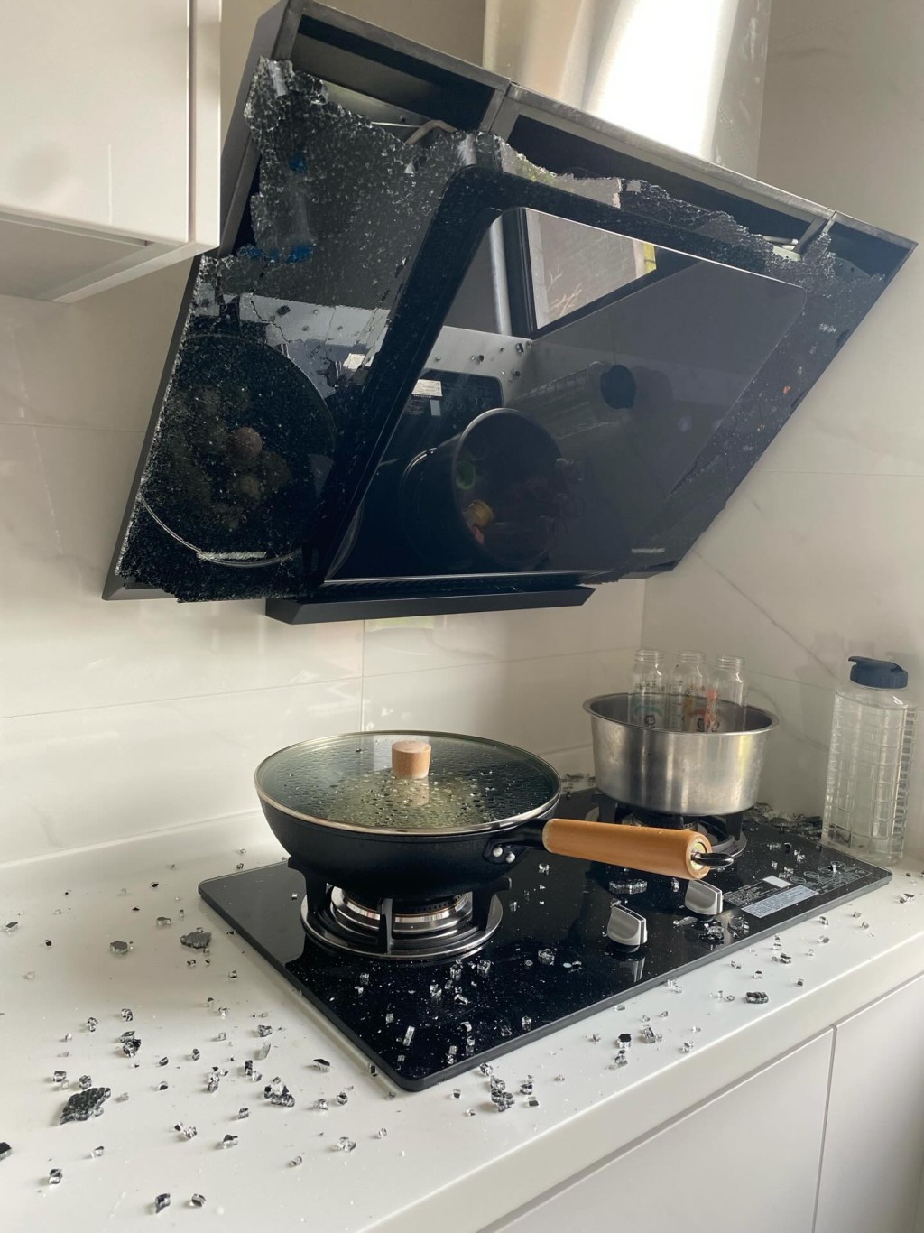抽油煙機在運作中突然爆裂。