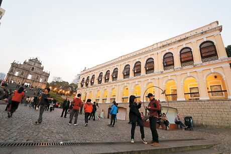 明年澳門合資格的永久性居民繼續獲發1萬澳門元；非永久性居民6,000澳門元。資料圖片