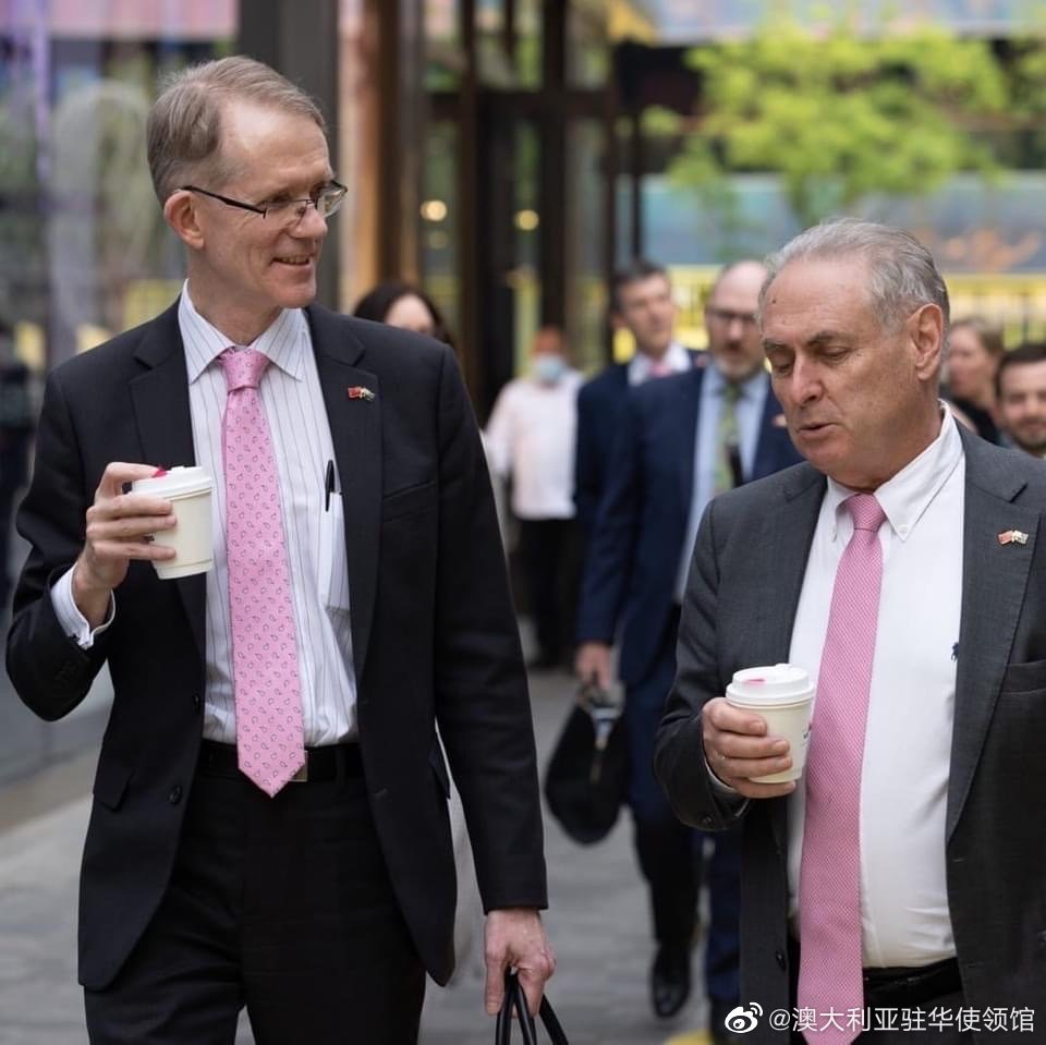 澳洲貿易部長法瑞爾（Don Farrell，右）與澳洲駐華大使傅關漢邊走邊嘆澳白咖啡（Flat White）。 微博