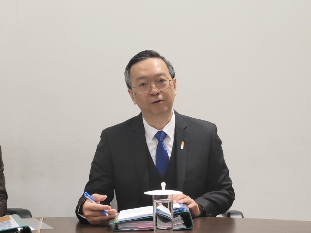 戴表示,目前居住在劏房並超過入息限制的住戶數字,與20%的上限相若,但會考慮彈性處理。 戴表示,目前居住在劏房並超過入息限制的住戶數字,與20%的上限相若,但會考慮彈性處理。