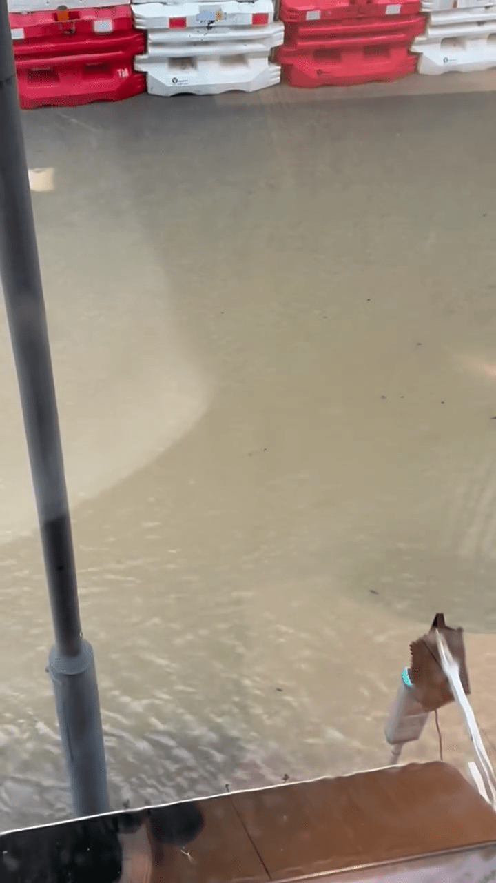 路面出現大水浸,如同海面 路面出現大水浸,如同海面