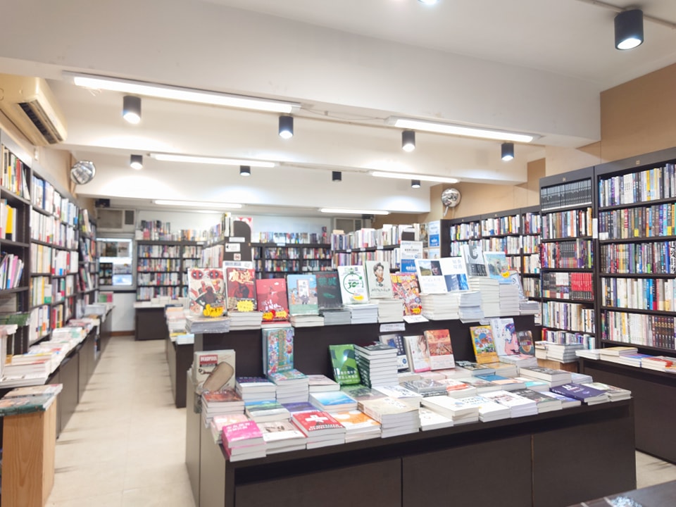 開益書店早於2003年在銅鑼灣開店，2年後選址旺角設分店。