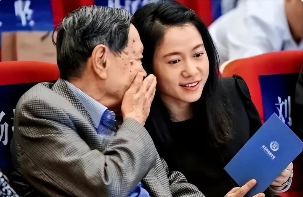 杨振宁与翁帆结婚20年。(网上图片)