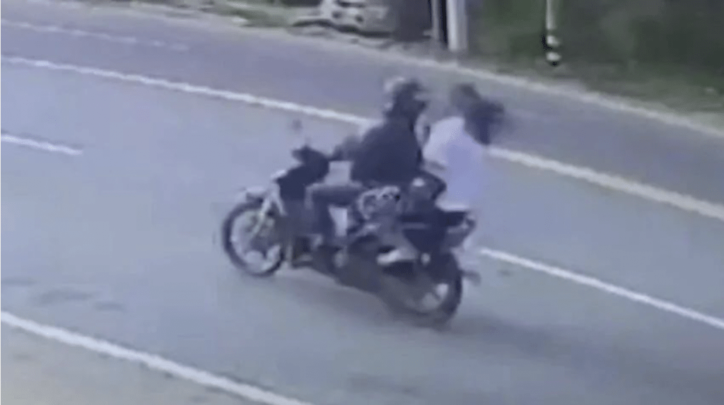 警方翻阅附近闭路电视，获得梅女士搭乘凶徒的电自行车的照片。