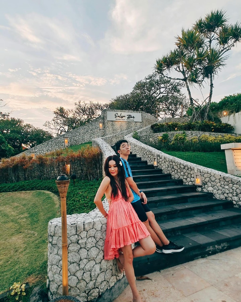 6月2日，溫碧霞在社交網貼出多張與老公何祖光及14歲養子何國倫去了峇里旅行的照片。