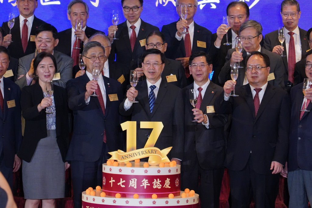 香港專業及資深行政人員協會 （專資會）今晚（17日）舉行17周年誌慶典禮。葉偉豪攝
