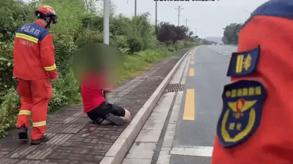 内地网上流行一种名为“盘腿抱柱”的挑战，当事人站不起来要消防救援。