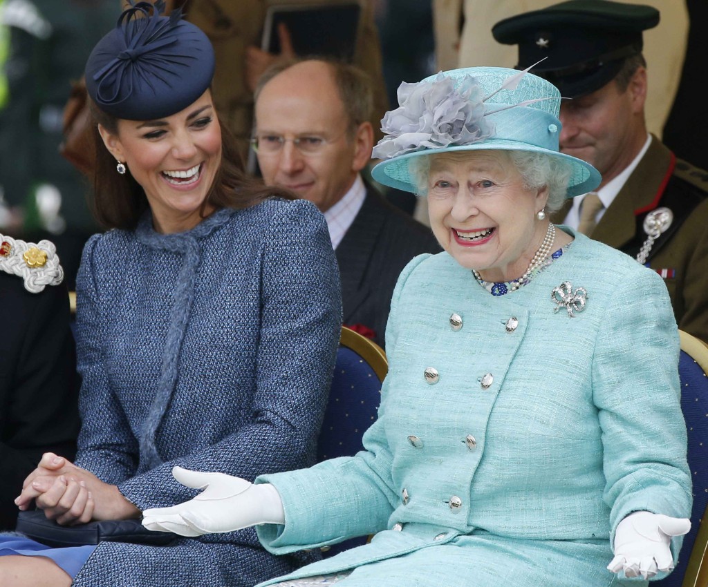 2012年6月，凯特陪同已故英女皇伊利沙伯二世出席儿童体育活动。 美联社