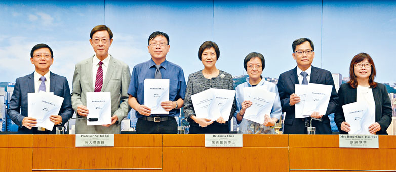 ■学校课程检讨专责小组发表咨询文件，主席黄丽娟(中)指报告属整体方向性建议，具体落实细节有待有关当局磋商。