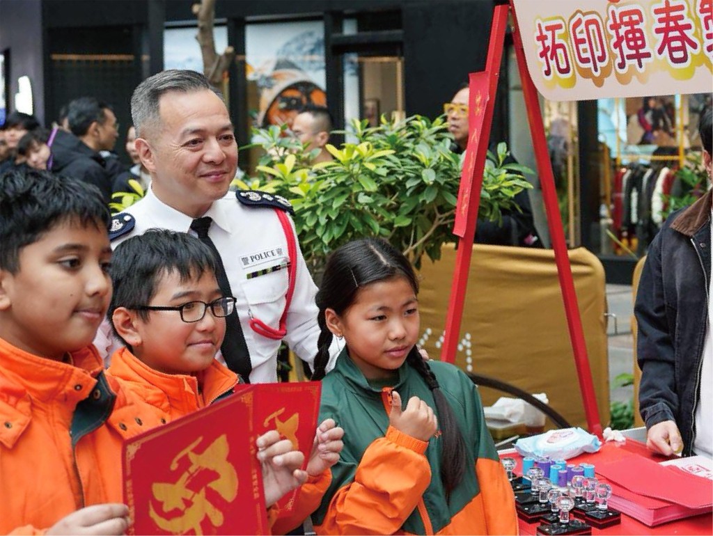 警务处处长周一鸣与学生一同体验拓印国安挥春工作坊。