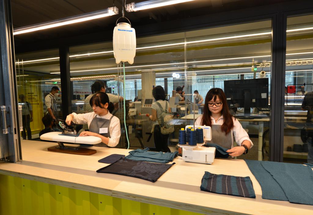 香港纺织及成衣研发中心开发的纺织品回收系统，可将旧衣还原纤维，重造新衣。