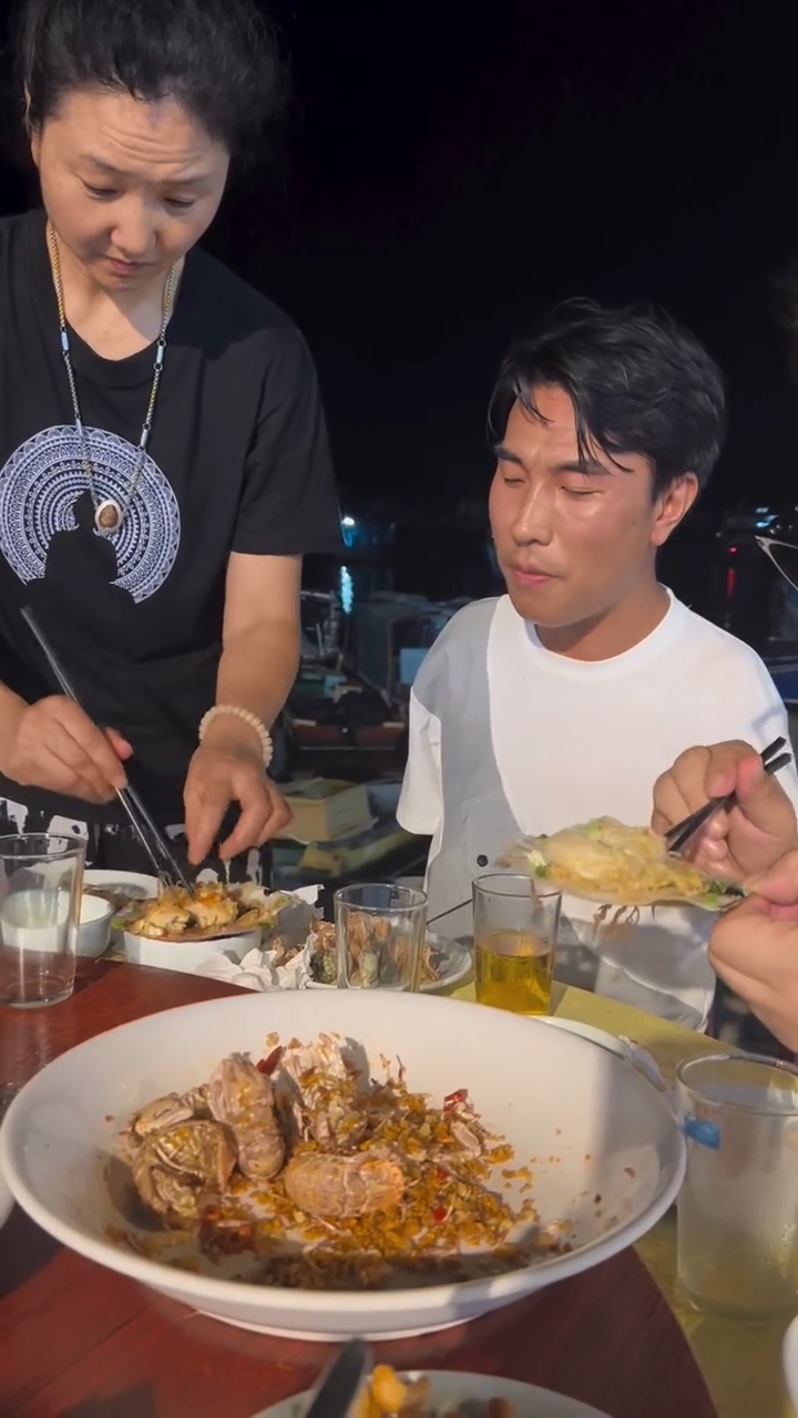 李金凱身邊有一神秘女子貼身照顧,原來她是李金凱的二姐。 李金凱身邊有一神秘女子貼身照顧,原來她是李金凱的二姐。