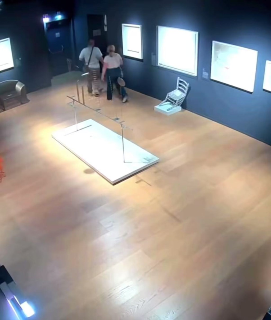 Swarovski水晶「梵高椅」遭壓壞。FB@Palazzo Maffei Verona