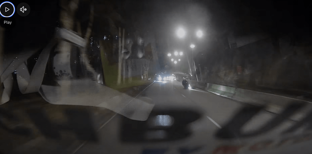 途至麗瑤邨對開時突然失控翻側。