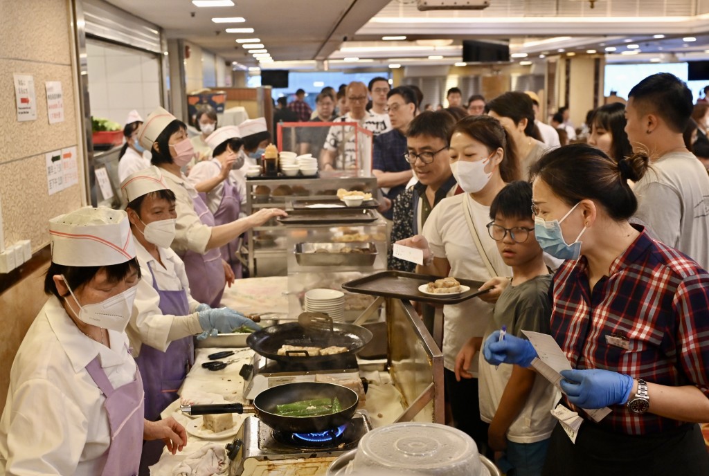 飲食業亦有聘用大量年輕女性外勞任樓面。 飲食業亦有聘用大量年輕女性外勞任樓面。