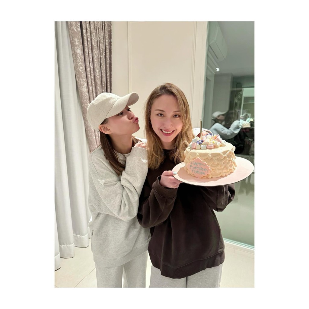 何超云于2月26日35岁生日，何超莲有分享与姐姐庆祝的照片。