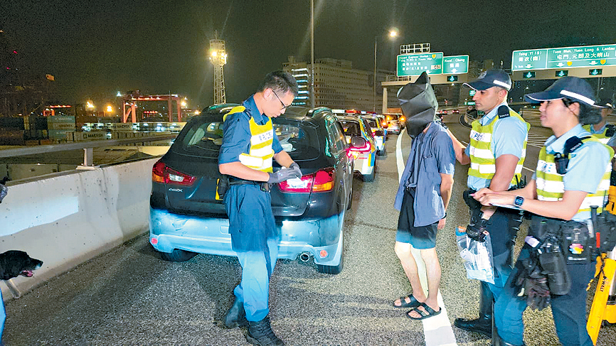 警員截獲懷疑「毒品快餐車」，當場拘捕男司機。