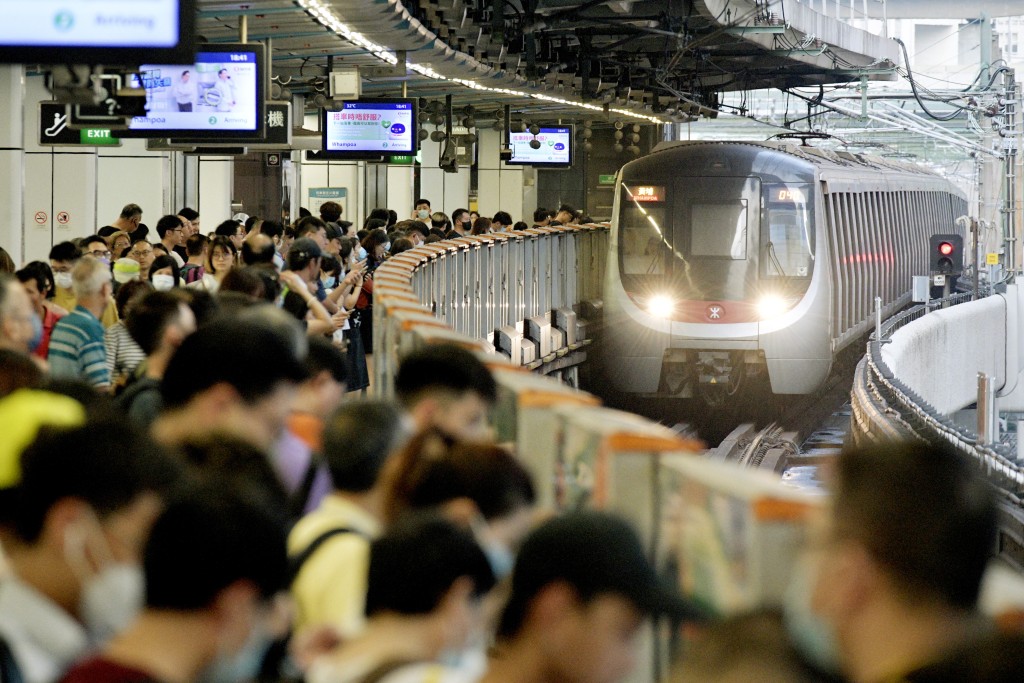 港鐵建議持續鞏固「以公共交通為主導、鐵路為骨幹」的運輸體系,推動智慧出行與綠色運輸發展。 港鐵建議持續鞏固「以公共交通為主導、鐵路為骨幹」的運輸體系,推動智慧出行與綠色運輸發展。