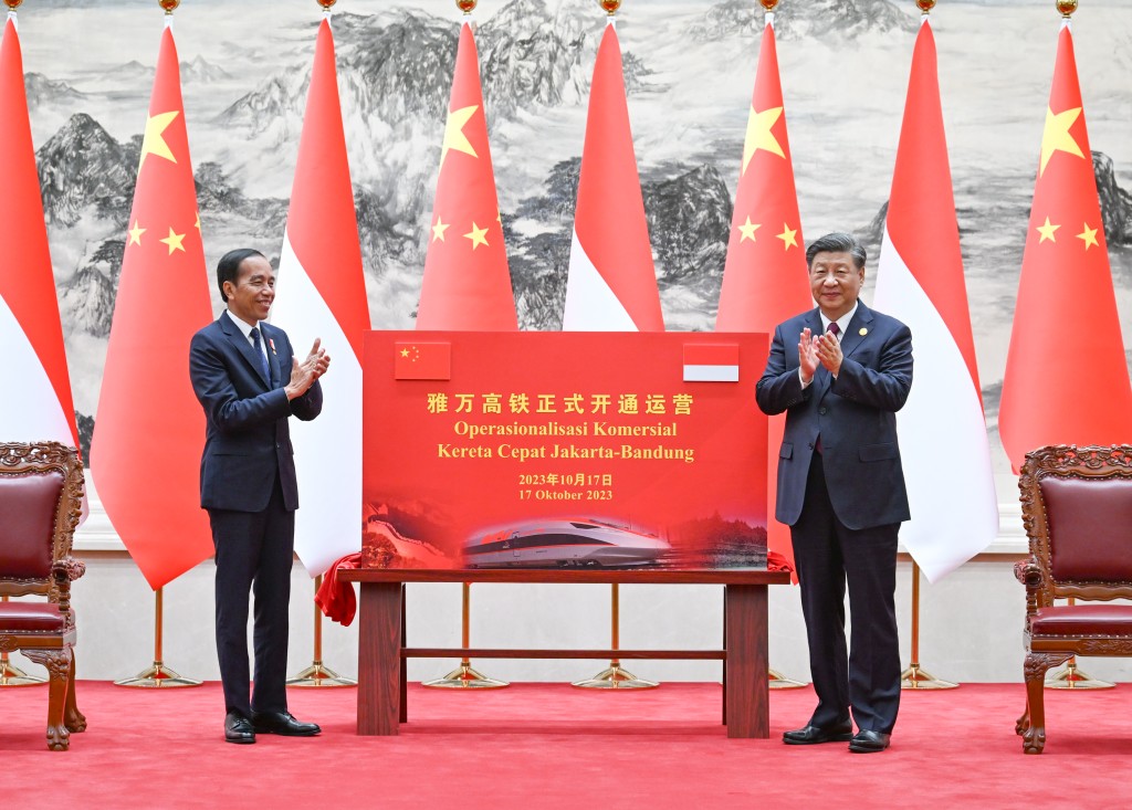 國家主席習近平、印尼總統佐科共同為雅萬高鐵正式開通運營揭幕。 新華社