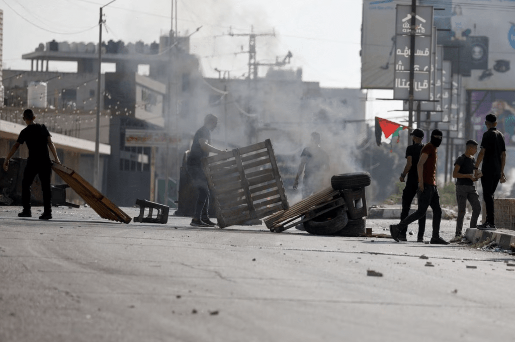 加沙地带内，巴勒斯坦人发起零星抗议以色列行动。路透社