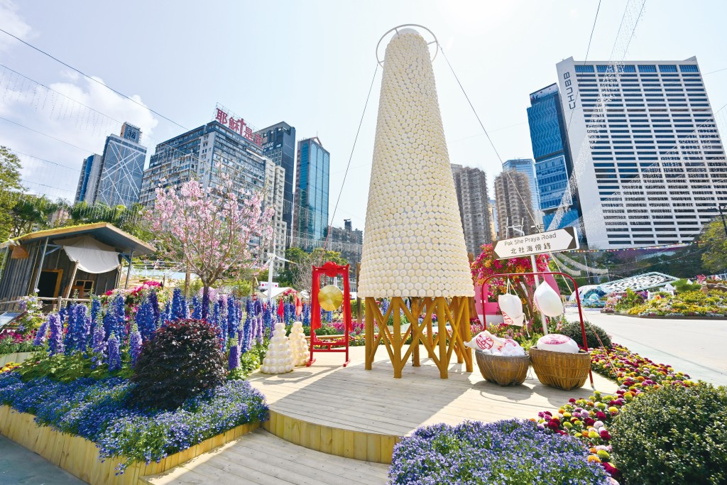 「離島文化傳承之旅」既有大澳棚屋、長洲太平清醮及大嶼山心經簡林的傳統韻味:亦有昂坪纜車、南丫島風車及國際機場的現代新貌,中華白海豚更大在碧波間逐浪嬉戲。 「離島文化傳承之旅」既有大澳棚屋、長洲太平清醮及大嶼山心經簡林的傳統韻味:亦有昂坪纜車、南丫島風車及國際機場的現代新貌,中華白海豚更大在碧波間逐浪嬉戲。