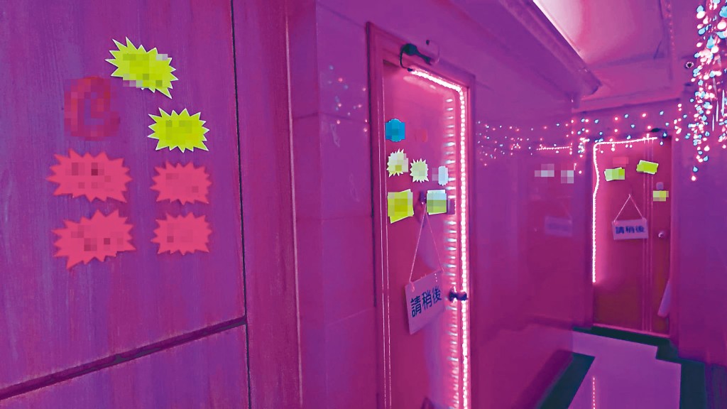 不少「鳳樓」門外均掛有「請稍後（候）」牌子，代表有客人在內，似乎生意滔滔。 