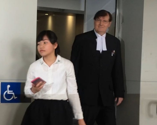 今天認罪被告黃麗蘊,後面是代表律師麥高義。方嘉欣攝