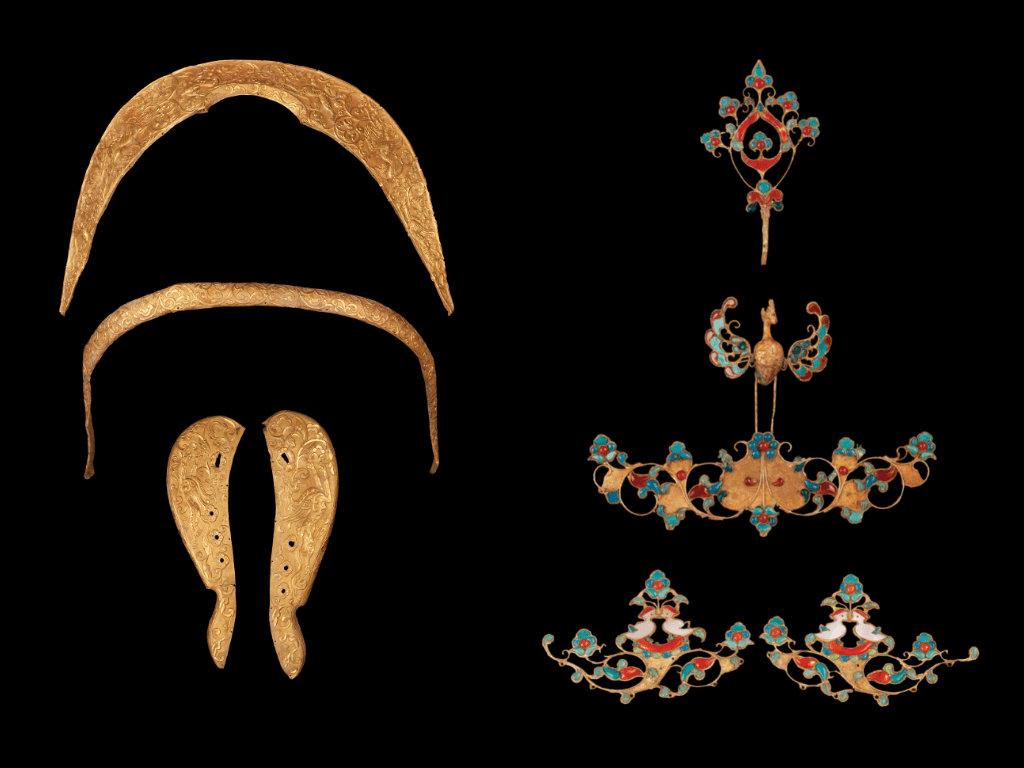 其中两件珍品花卉神兽纹马鞍饰组（左）及凤形头饰（右）。 