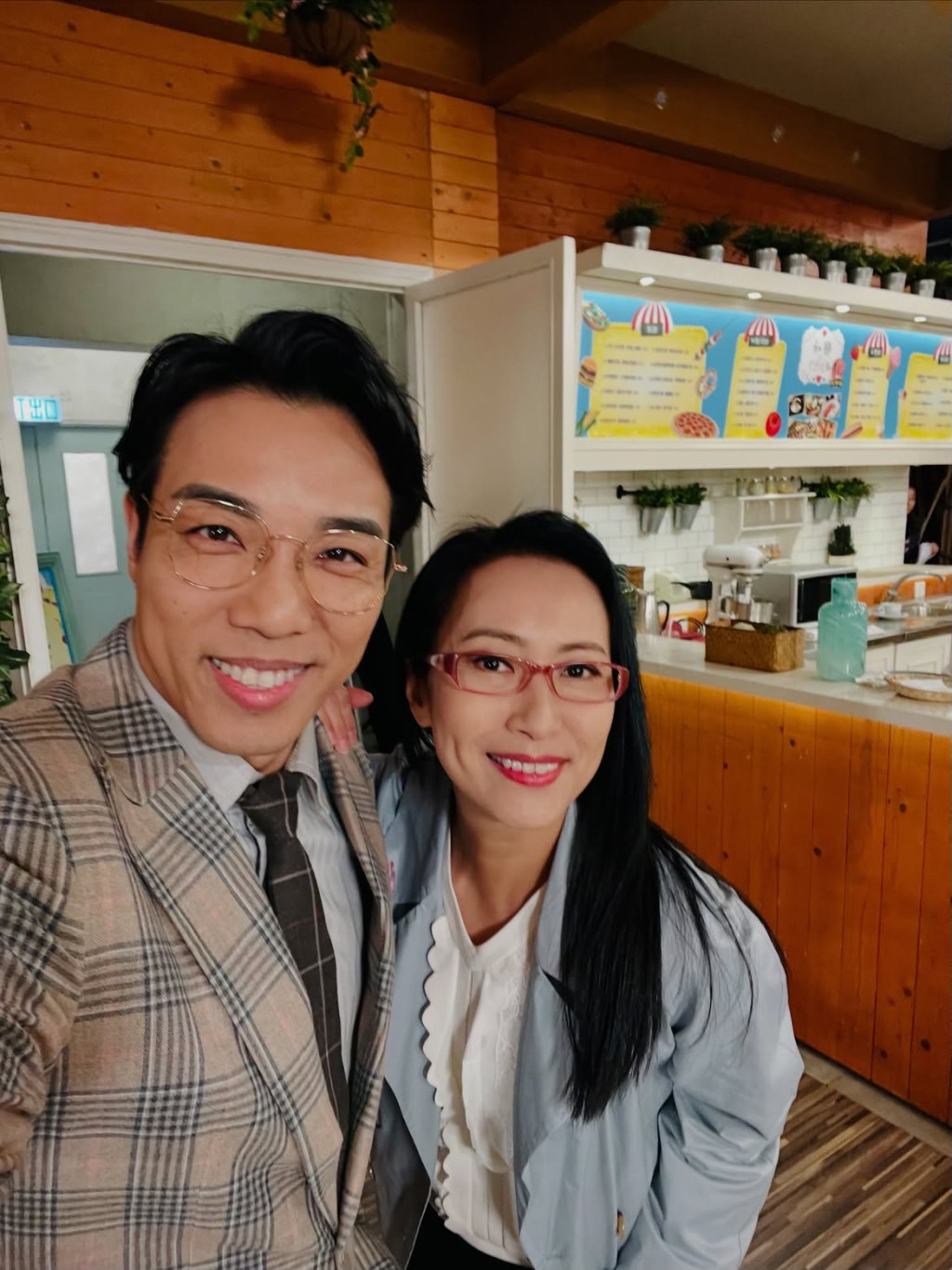 鄭世豪與「Rebecca」沈可欣合照。